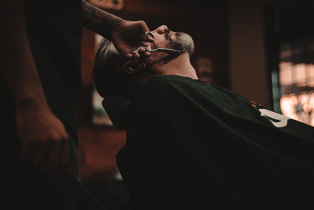 Afeitado tradicional a navaja en Maestro Barber Co.